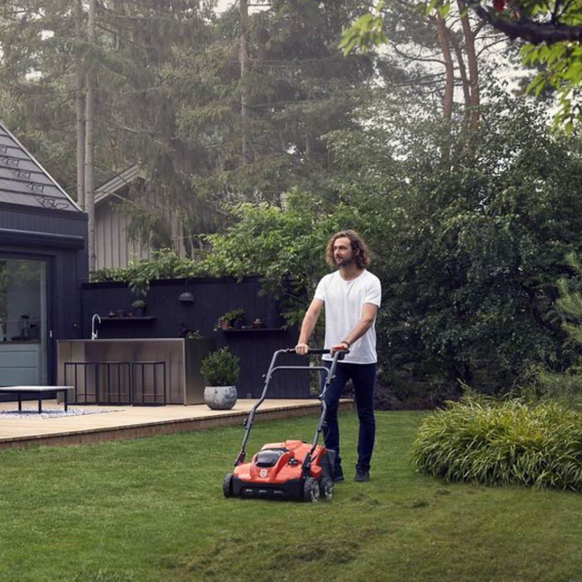 man gras aan het verticuteren